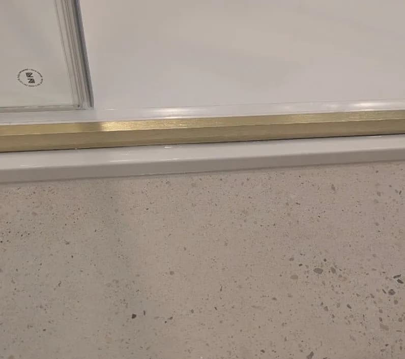Après : base de douche remise à neuf