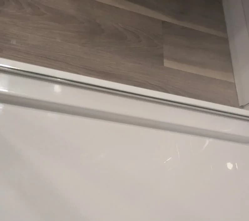 Après : rebord de la base de douche réparé et poli